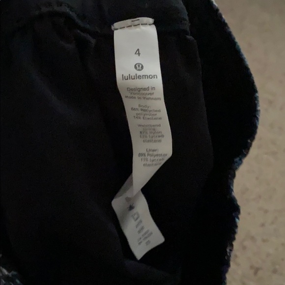 blue/black patterned size 4 tall lululemon shorts - Picture 3 of 3